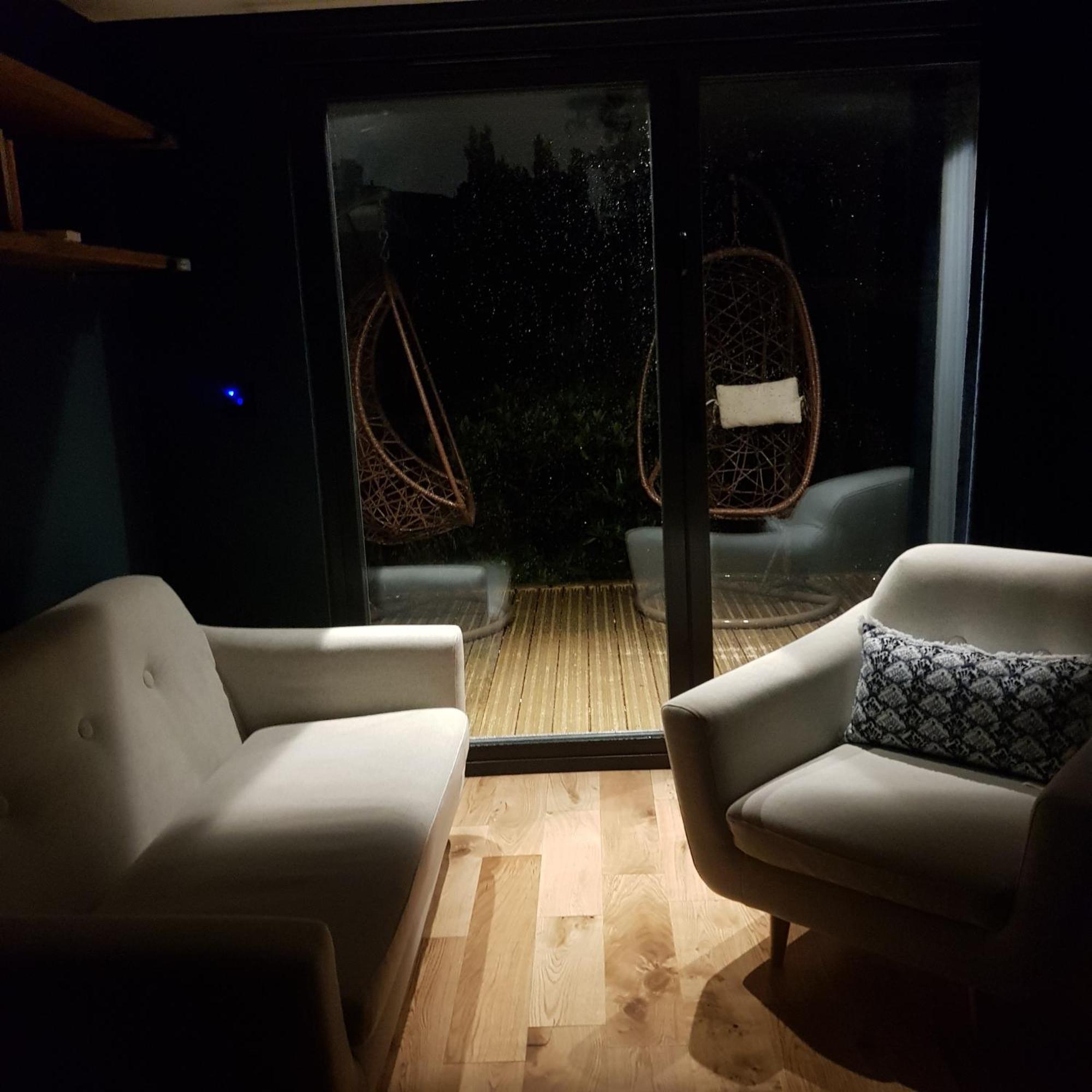 Modern 1-Bed Apartment, Plus Parking, Near Oxford And The Jr 외부 사진